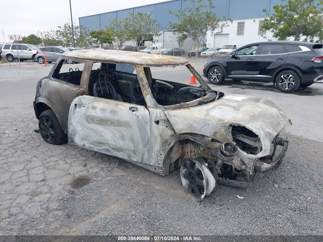 2010 MINI COOPER WMWMF3C5XATZ65728 Photo 0