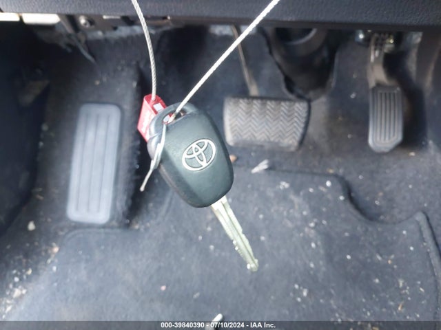 Toyota RAV4 LE 2018 JTMZFREV2JJ725870 Image 11
