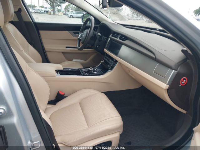2018 JAGUAR XF SAJBE4FX8JCY67220 Photo 4