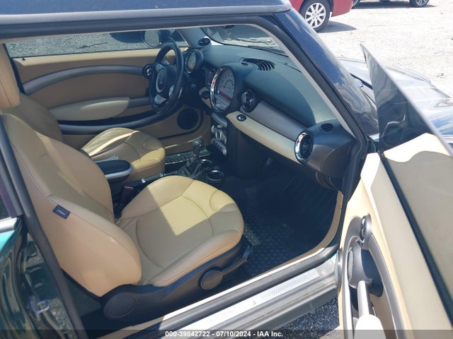 2010 MINI COOPER S CLUBMAN WMWMM3C54ATP94772 Photo 4