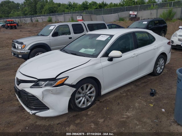 Toyota CAMRY LE 2018 4T1B11HK9JU107006 Image 2