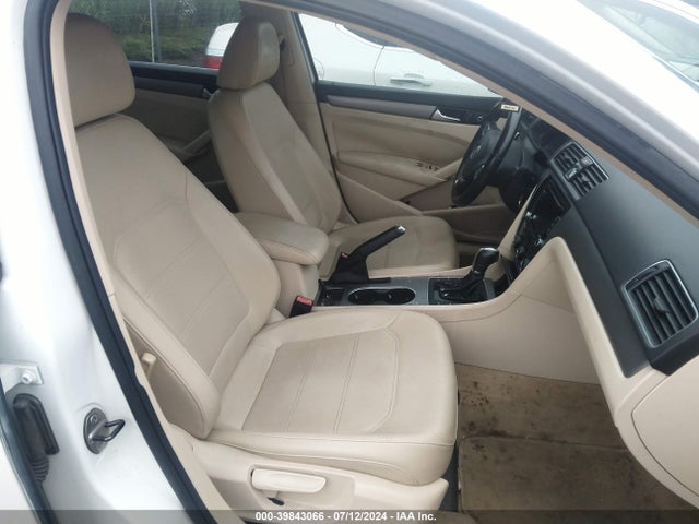 1VWBT7A3XEC051655 Volkswagen Passat 1.8t Se
