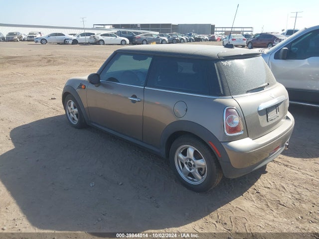 2011 MINI COOPER WMWSU3C56BT251531 Photo 2
