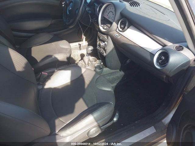 2011 MINI COOPER WMWSU3C56BT251531 Photo 4