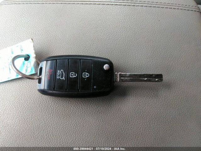 KNDMB5C16F6044698 KIA SEDONA LX
