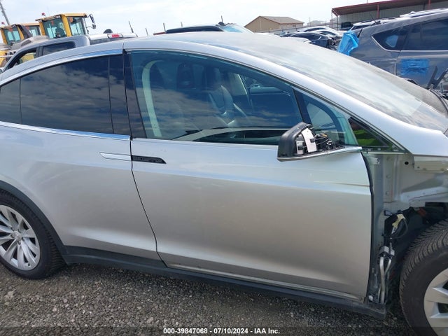 Tesla Model X 60d/70d/75d/90d 2016 5YJXCAE22GF002558 Image 14