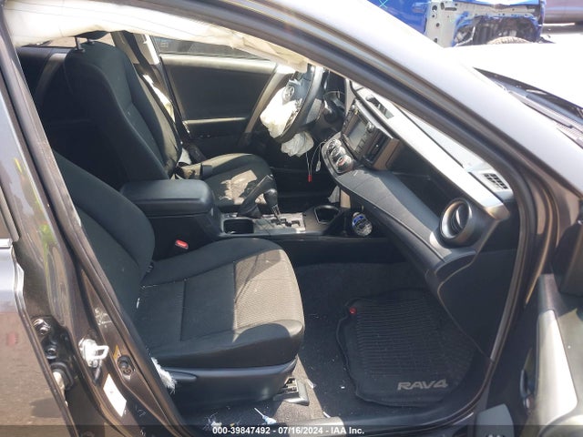 Toyota RAV4 LE 2018 JTMBFREV7JJ734419 Image 5