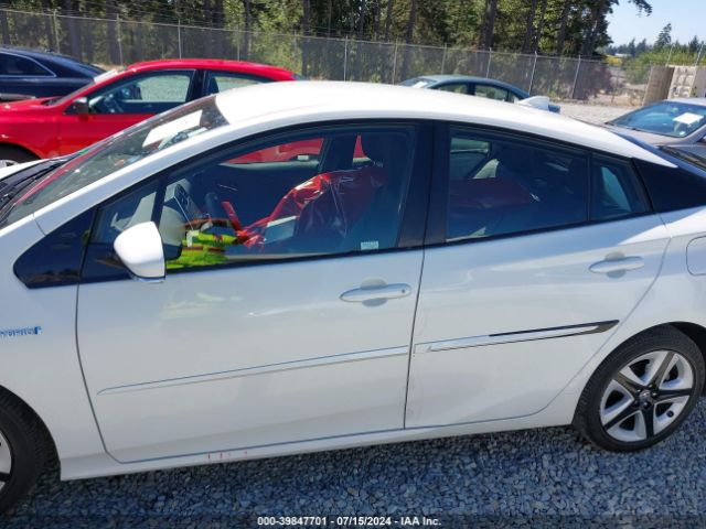 JTDKARFU7H3531811 Toyota Prius Three Touring
