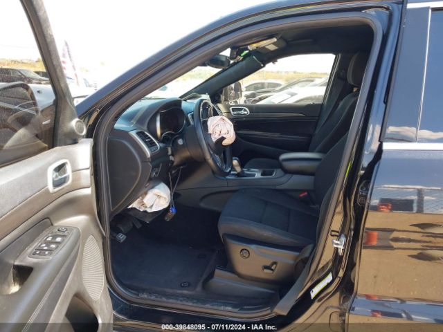 1C4RJEAG8JC380752 Jeep Grand Cherokee Laredo E 4x2