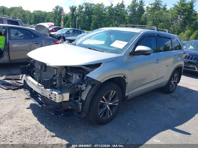 Toyota Highlander Le Plus 2017 5TDBZRFHXHS428215 Image 2