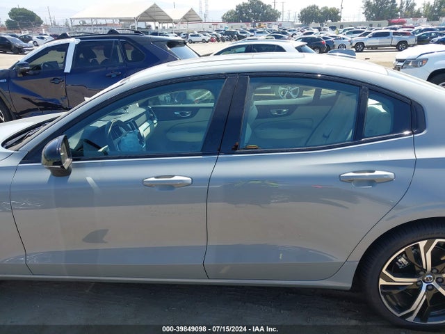 Volvo S60 B5 Plus Dark Theme 2024 7JRL12FL5RG326809 Image 13
