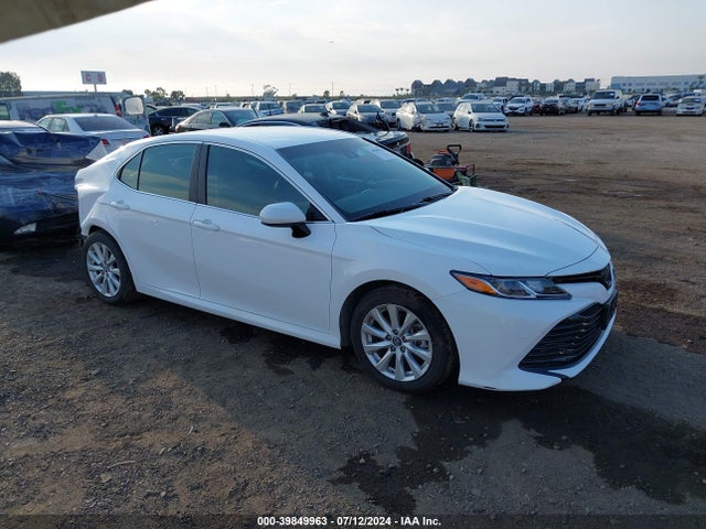 Toyota CAMRY LE 2018 4T1B11HK7JU637135 main image