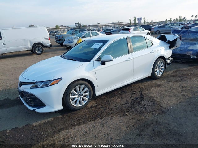 Toyota CAMRY LE 2018 4T1B11HK7JU637135 Image 2