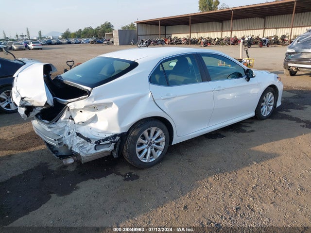 Toyota CAMRY LE 2018 4T1B11HK7JU637135 Image 4