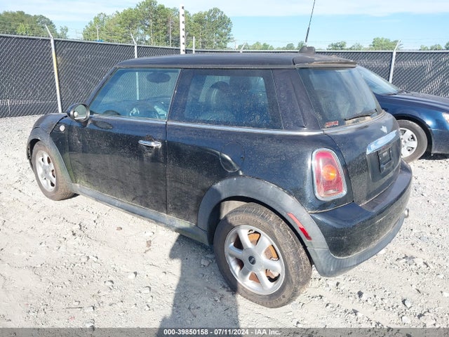 2010 MINI COOPER WMWMF3C5XATZ24077 Photo 2