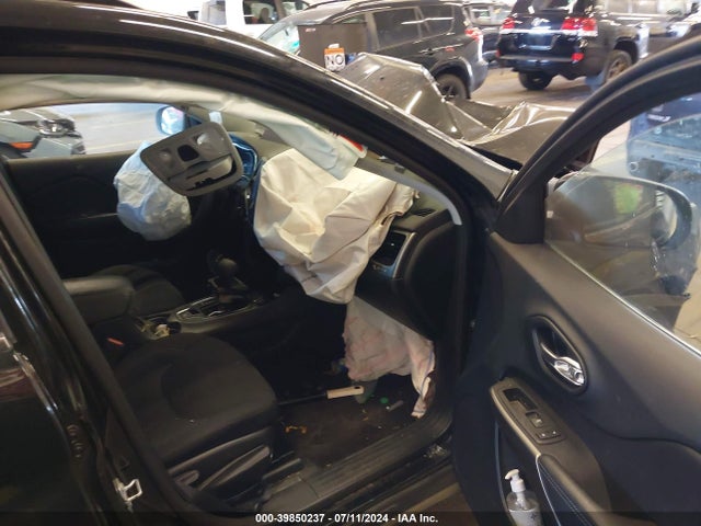 1C4PJLCB6KD114820 Jeep Cherokee Latitude Fwd