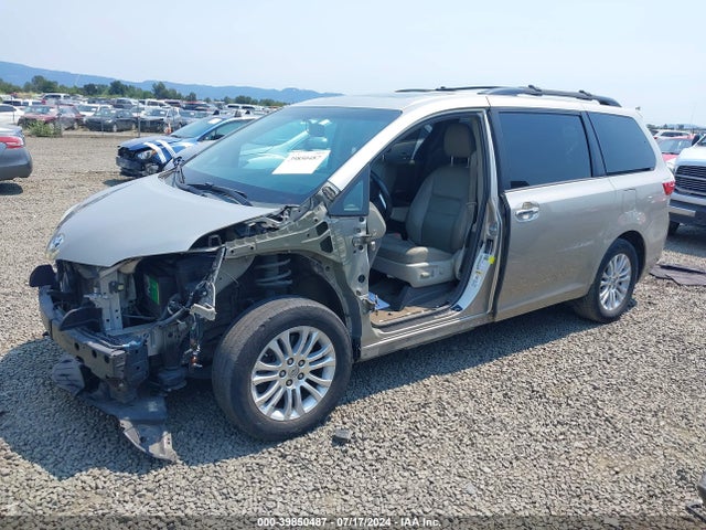 Toyota Sienna Xle 8 Passenger 2015 5TDYK3DC0FS670544 Image 2