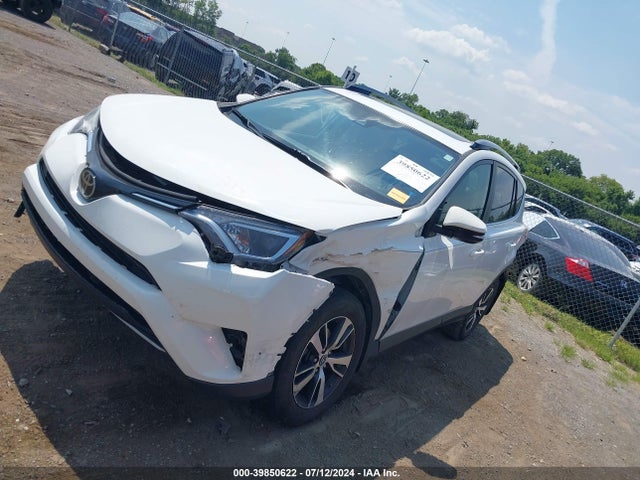 Toyota Rav4 Xle 2017 JTMRFREVXHD213296 Image 2