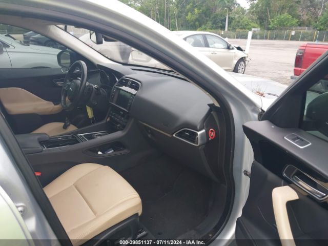 SADCJ2FX2JA268493 Jaguar F-pace 25t Premium