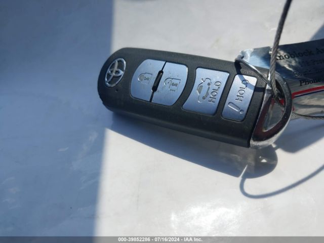 3MYDLBYV3KY528131 Toyota YARIS LE