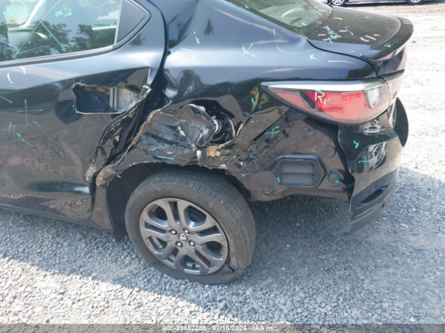3MYDLBYV3KY528131 Toyota YARIS LE