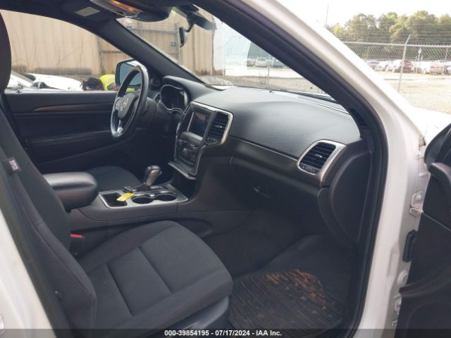 1C4RJEAG0JC300683 Jeep Grand Cherokee Laredo 4x2
