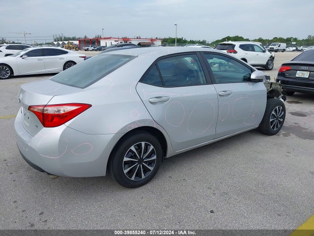 Toyota COROLLA LE 2018 5YFBURHE6JP779901 Image 4