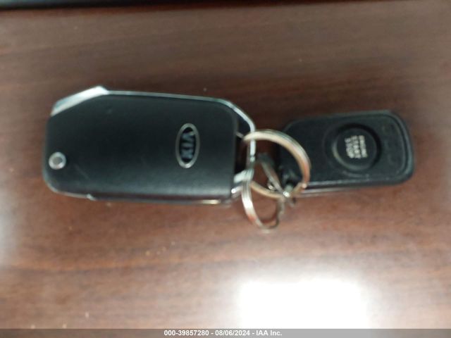 KNDJ23AU8L7733927 KIA SOUL S
