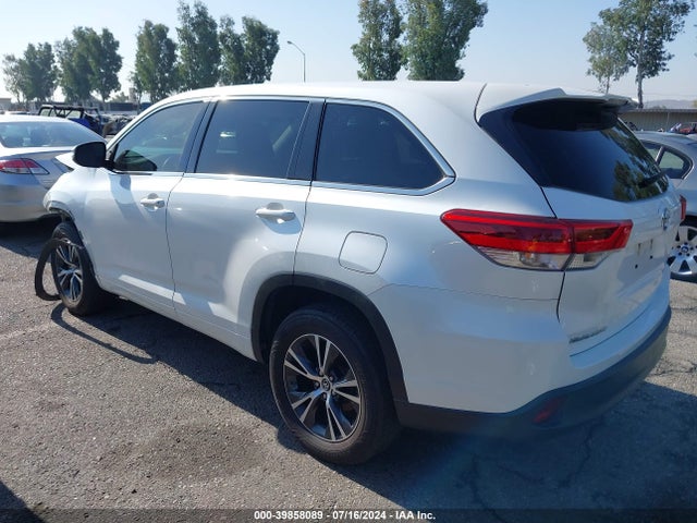 Toyota Highlander Le 2018 5TDZARFH4JS033510 Image 3
