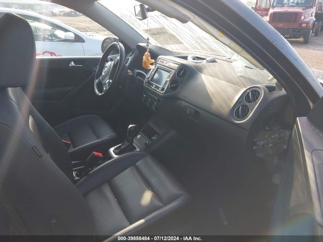 WVGBV7AX1GW585608 Volkswagen TIGUAN SE