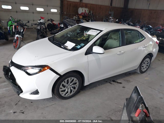 Toyota COROLLA LE 2018 2T1BURHEXJC044113 Image 2