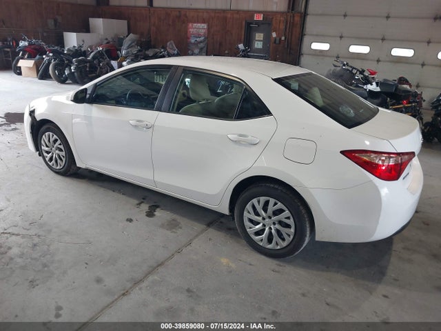 Toyota COROLLA LE 2018 2T1BURHEXJC044113 Image 3