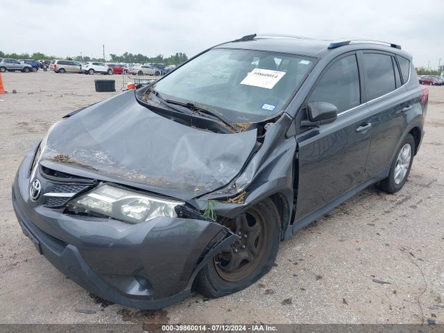 Toyota RAV4 LE 2015 JTMZFREV5FD076944 Image 2