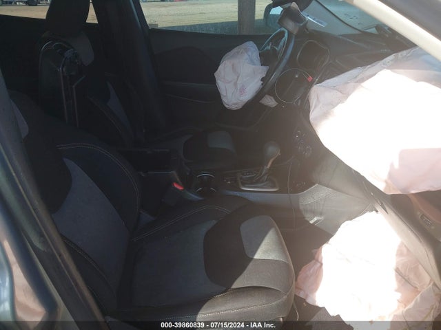 1C4PJLAB5GW376889 Jeep Cherokee Altitude
