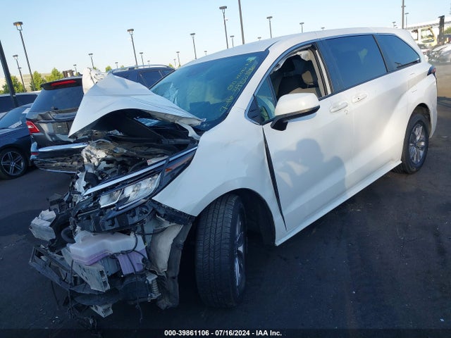 5TDKRKEC2NS108704 Toyota SIENNA LE