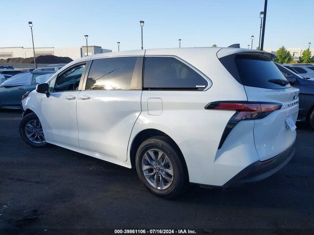 5TDKRKEC2NS108704 Toyota SIENNA LE