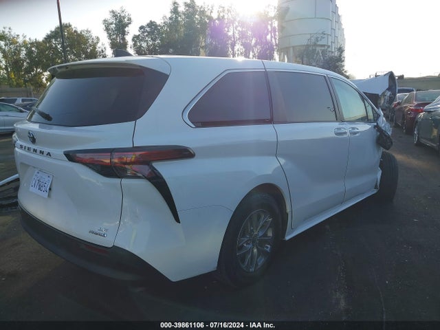 5TDKRKEC2NS108704 Toyota SIENNA LE