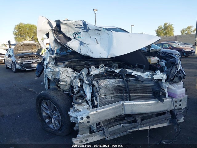 5TDKRKEC2NS108704 Toyota SIENNA LE