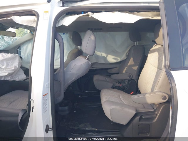 5TDKRKEC2NS108704 Toyota SIENNA LE