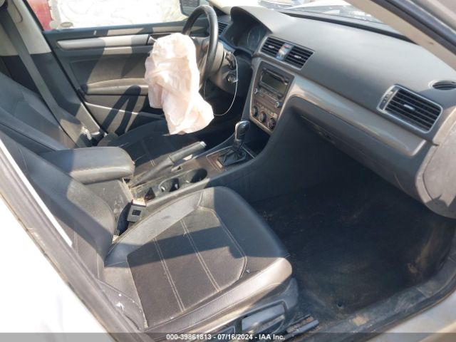 1VWAT7A38FC044975 Volkswagen Passat 1.8t Wolfsburg Edition