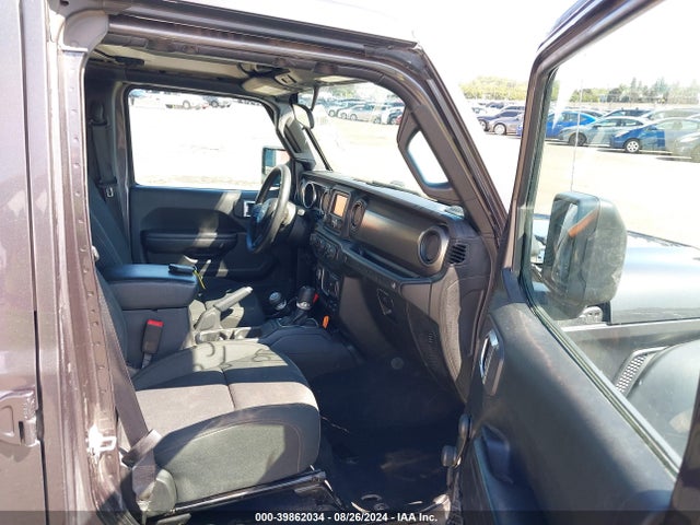 1C4HJXDG4JW139398 Jeep Wrangler Unlimited Sport 4x4