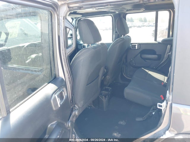 1C4HJXDG4JW139398 Jeep Wrangler Unlimited Sport 4x4