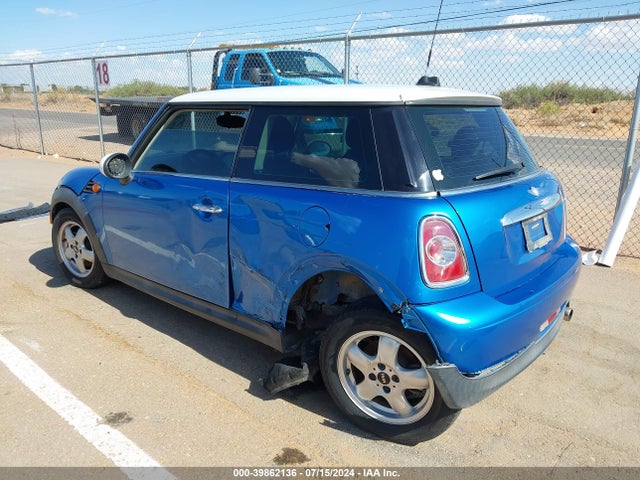 2011 MINI COOPER WMWSU3C51BT253011 Photo 2