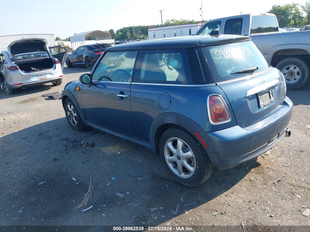2010 MINI COOPER WMWMF3C51ATZ66427 Photo 2