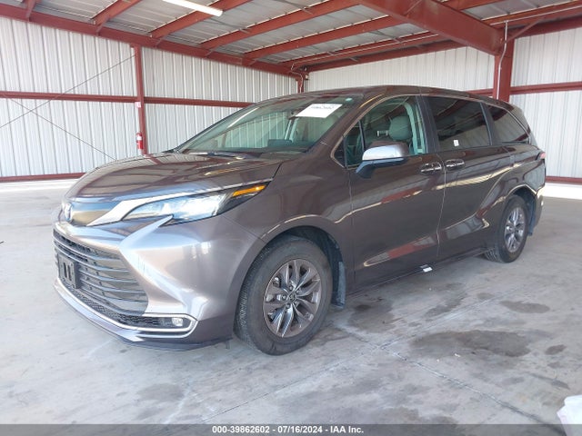 Toyota SIENNA XLE 2023 5TDYSKFC7PS103286 Image 2