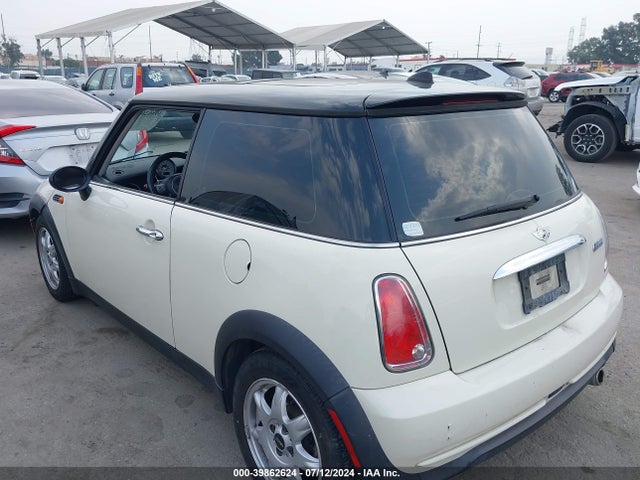 2006 MINI COOPER WMWRC33576TK18304 Photo 2