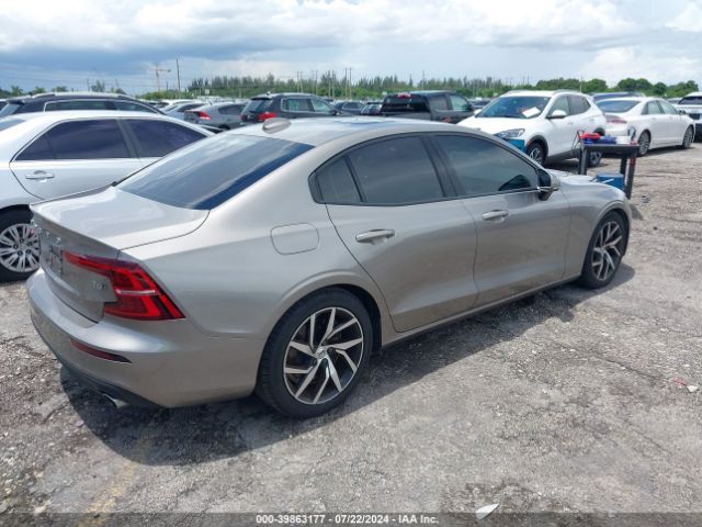 7JRA22TK7KG011502 Volvo S60 T6 Momentum