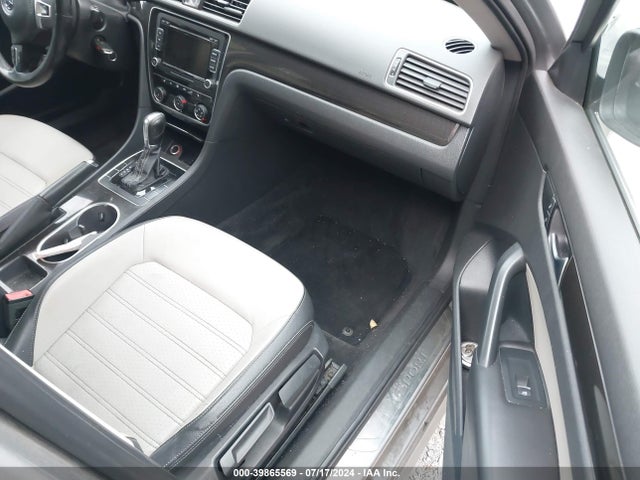 1VWBT7A35EC111907 Volkswagen Passat 1.8t Sport