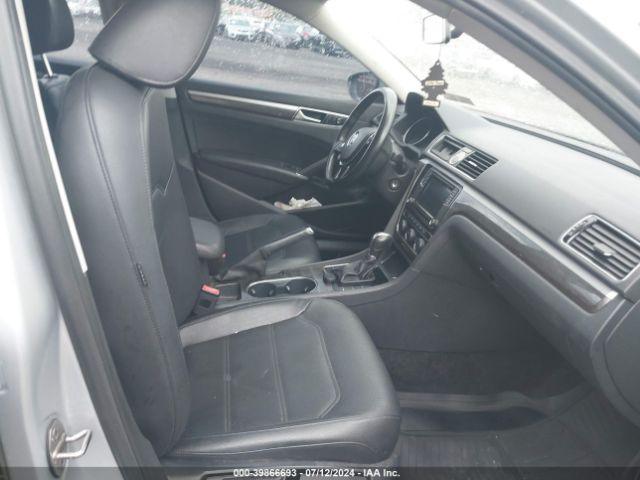 1VWBT7A35GC017142 Volkswagen Passat 1.8t Se