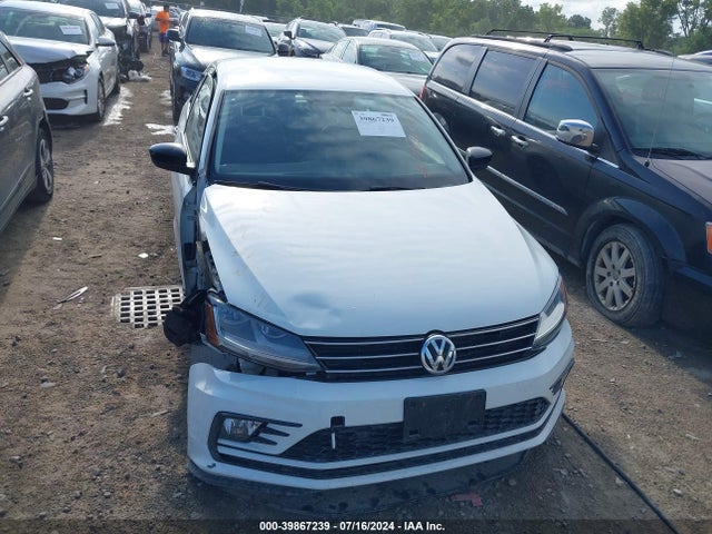 3VWDB7AJ5JM245383 Volkswagen Jetta 1.4t Se/1.4t Wolfsburg Edition
